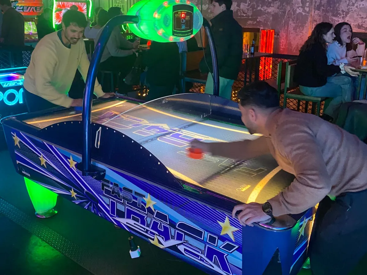 Airhockey in de arcadehal